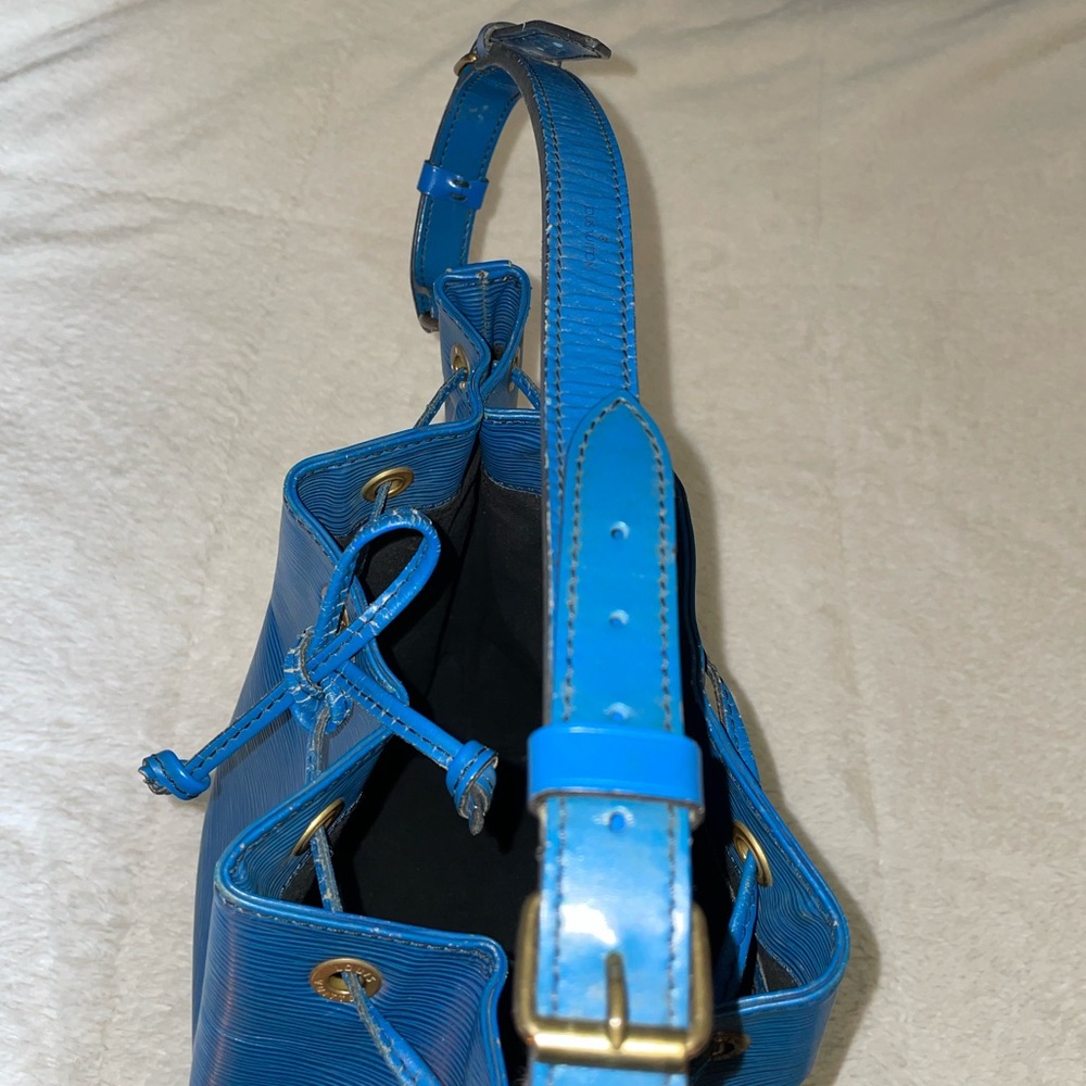 Louis Vuitton Epi Noe Bucket Bag in Blue with Drawstring - Picture 6 of 12